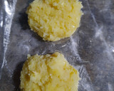 Foto langkah ke 3 dari resep Bakpia Basah Kacang Hijau (Panggang di Teflon).