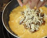 Foto langkah ke 4 dari resep Mushroom Omelette.