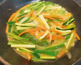 Foto del paso 5 de la receta: Noodles de arroz con brochetas de Pollo y Verduras