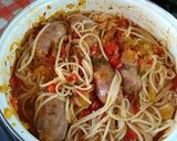 Foto del paso 3 de la receta: Fideos de arroz con chorizos a la pomarola