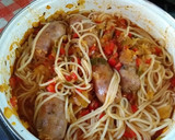 Foto del paso 3 de la receta: Fideos de arroz con chorizos a la pomarola