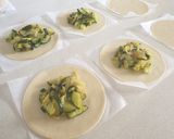 Foto del paso 3 de la receta: Empanadillas de calabacín y cebolla