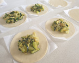 Foto del paso 3 de la receta: Empanadillas de calabacín y cebolla