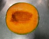 Une image de l'étape 2 de Roulés apéros au melon, jambon cru et roquefort.