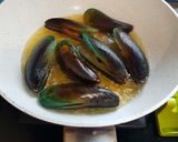 Foto langkah ke 1 dari resep Kerang Hijau Saus Padang.