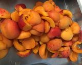 Une image de l'étape 1 de Charlotte aux abricots, orange et manzana.