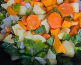 Foto del paso 3 de la receta: ARROZ CON VERDURAS AL🍲WOK