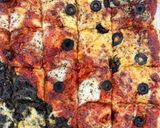 Foto del paso 12 de la receta: Pizza listada con tres tops: espinacas, quesos, y tomate