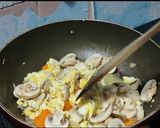 Foto langkah ke 7 dari resep Jamur Wortel Saus Tiram.