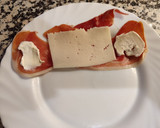Foto del paso 1 de la receta: Jamón serrano con queso y almendras 😋