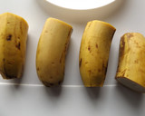 Foto del paso 1 de la receta: Palitos de plátano helados cubiertos de chocolate