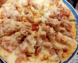 Hình bước làm 5 của món Pizza xúc xích, thanh mực, cà chua, hành tây, nấm