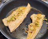 Foto del paso 4 de la receta: Filetes de trucha con pistachos, pasas y aguacate