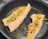 Foto del paso 4 de la receta: Filetes de trucha con pistachos, pasas y aguacate