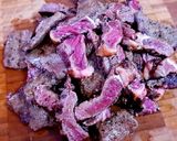 A picture of step 1 of Spicy steak salad.