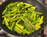 Foto del paso 3 de la receta: Espárragos con Portobello en Aceite de Oliva extra virgen La Española