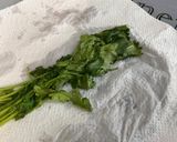 Une image de l'étape 11 de Carottes fanes confites au miel sauce ricotta, skyr et coriandre.