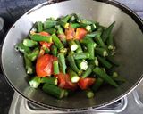 A picture of step 4 of Masala bhindi.