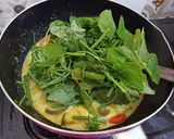 Foto langkah ke 4 dari resep Gulai Pucuk Labu Terong Ungu.