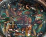 Foto langkah ke 2 dari resep Kerang Hijau Kuah Bumbu Kuning.
