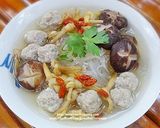 รูปขั้นตอนการทำที่ 4 ของ แกงจืดวุ้นเส้นหมูสับเห็ดหอมดอกไม้จีน