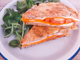 Sándwich de mozzarella, zanahoria y tomate envuelto en tortilla