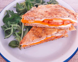 Foto del paso 3 de la receta: Sándwich de mozzarella, zanahoria y tomate envuelto en tortilla