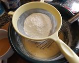 Foto del paso 2 de la receta: Bizcocho de praliné de fresa y ruibarbo con chocolate blanco