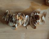 Gambar langkah 1 resipi Mushroom Tortilla Pizza.
