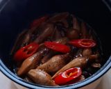 Hình bước làm 4 của món Nấm MỐI đen kho tiêu 🍄