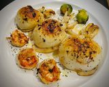 Foto del paso 5 de la receta: Sepia a la plancha con gamba roja y coles de Bruselas