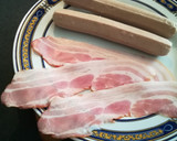 Foto del paso 3 de la receta: Salchicha blanca de Baviera con repollo, bacon y piñones