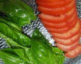 Foto del paso 4 de la receta: Pizza de masa integral con tomate y albahaca 🍕🌱🍅