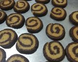 Foto langkah ke 8 dari resep Moca spiral cookies.