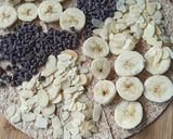 Une image de l'étape 1 de Wrap chaud bananes, amandes effilées et pépites de chocolat.
