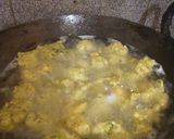 A picture of step 3 of Moong dal pakode.