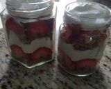Foto del paso 4 de la receta: Postre de frutillas en frasco