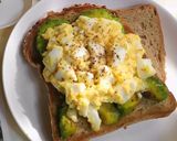 Hình bước làm 2 của món Egg salad on Avocado toast