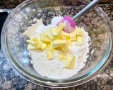 Foto del paso 3 de la receta: Tarta de requesón con chocolate y frambuesas