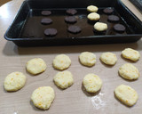 Foto del paso 3 de la receta: Galletitas montadas de coco y algarroba