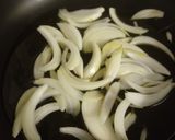 Foto del paso 2 de la receta Arroz salteado con tomates rosas y mejillones en salsa