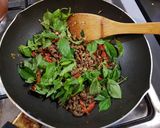 Foto langkah ke 3 dari resep Daging Cincang Kemangi (Thai Minced Beef with Basil).