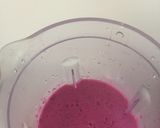 Foto del paso 2 de la receta: Batido con pitahaya roja, fresas, manzana, yogur, miel!
