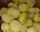 মটরশুঁটি দিয়ে আলুর দম(Matarsuti diye aloor dum recipe in Bengali) রেসিপি ধাপ - 1 ছবি