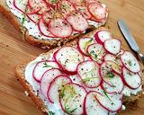 Foto del paso 2 de la receta: Tostas de queso crema con rabanitos encurtidos