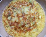Foto langkah ke 4 dari resep Tortilla Egg Sandwich.