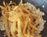 Foto del paso 3 de la receta: Revuelto de patatas fritas