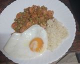 Foto del paso 6 de la receta: Arvejas compuestas con longaniza, arroz blanco y huevo frito