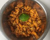 Foto langkah ke 2 dari resep Tumis kerang kupas pedas asam manis.