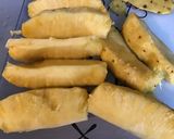 Une image de l'étape 2 de Salade d'ananas aux kiwis et jus de pêches.